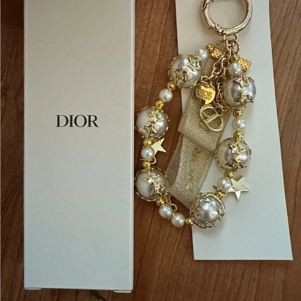 Dior Beige Raffia Clutch with Pearl Charm - Picture 5 of 9